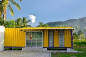 Yellow Cube at Lumut Cube Homestay Kontena